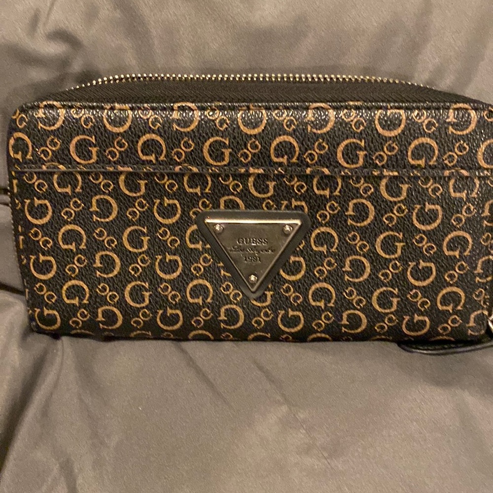 Guess wallet, 14 slots for credit cards, zipper pocket for change, 2 bill slots.